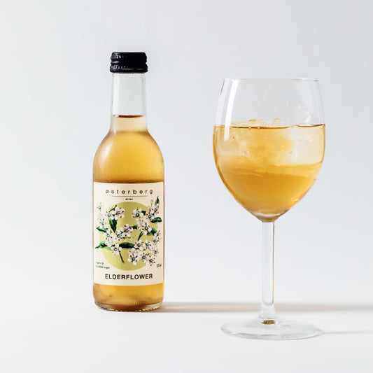 Østerberg økologisk hyldeblomstdrik uden brus serveret i glas